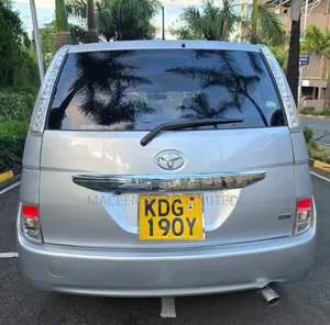 Toyota ISIS 2015 Silver
