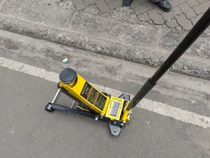 4 Tonne Hydraulic Floor Jack in Cars