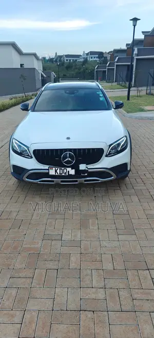 Mercedes-Benz E220 2017 Pearl
