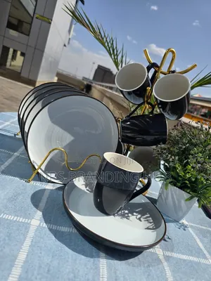 12pcs White Black Ceramic Dinner Set 6 Dinner Plates.
6 Cups.
Sen