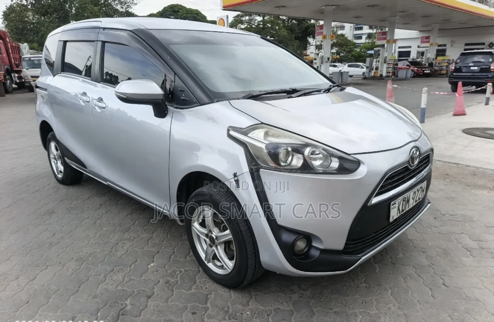 Toyota Sienta 2016 Silver