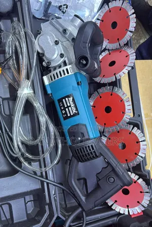 Makita Wall Chaser With 5 PCS Disc