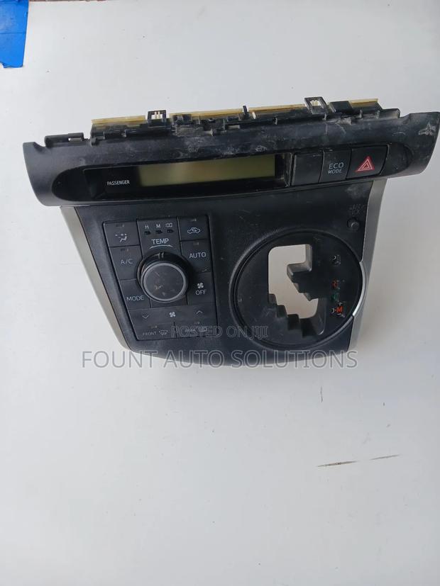 Toyota Wish 2009 a/C Control Panel - main view
