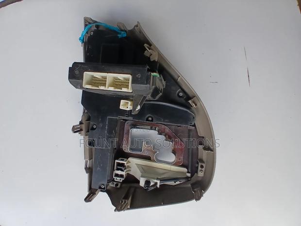 Toyota Isis 2006 a/C Control Panel - main view