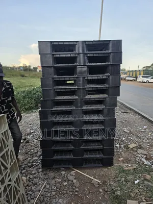 Plastic Pallets -Serrated Deck With Drainage Holes.07