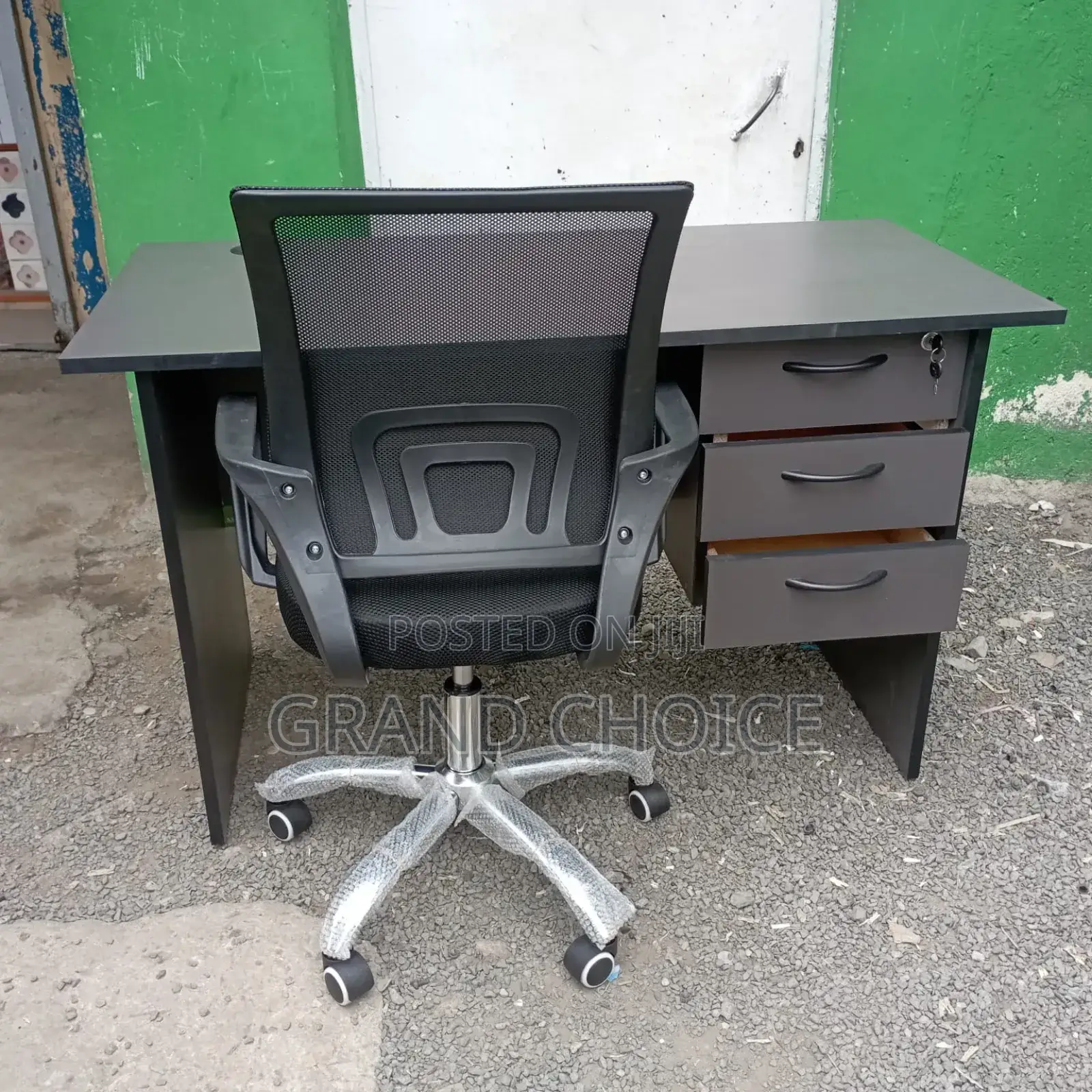 Quality Office Desk With Mesh Chair