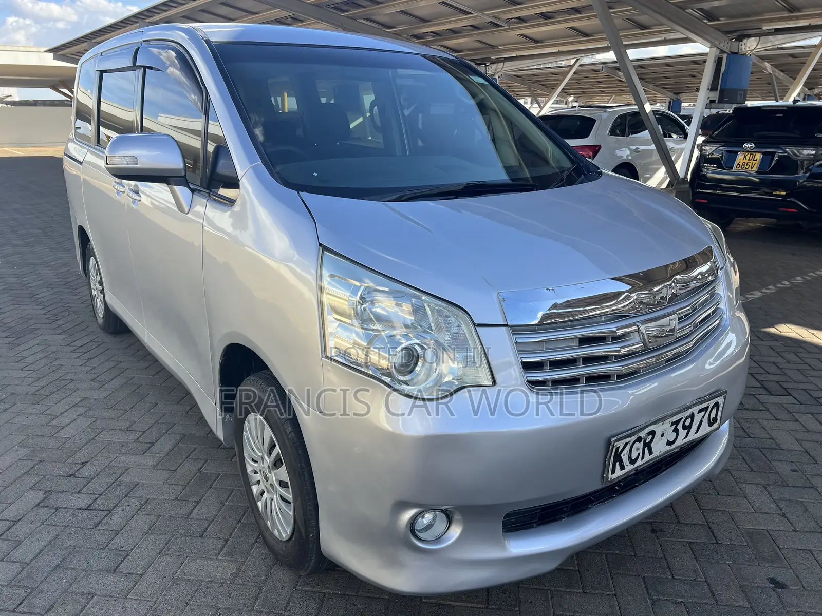 Toyota Noah 2012 Silver