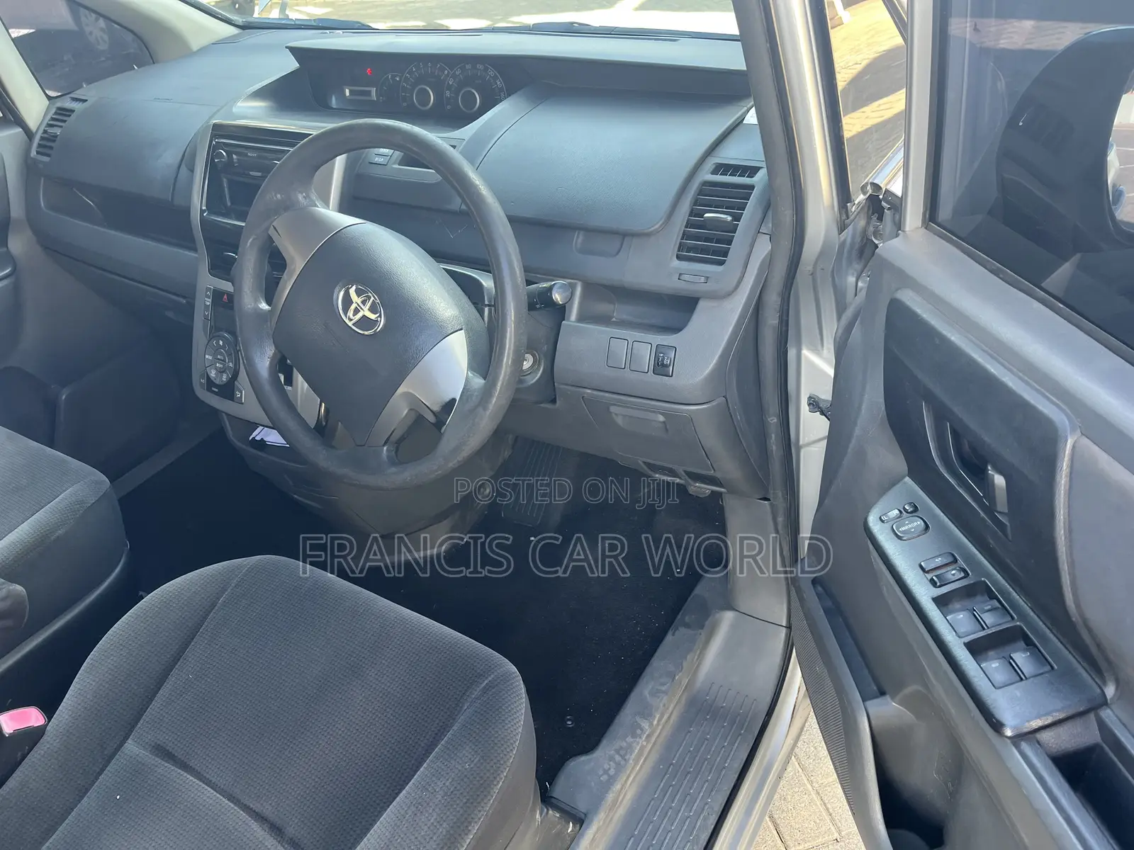 Toyota Noah 2012 Silver