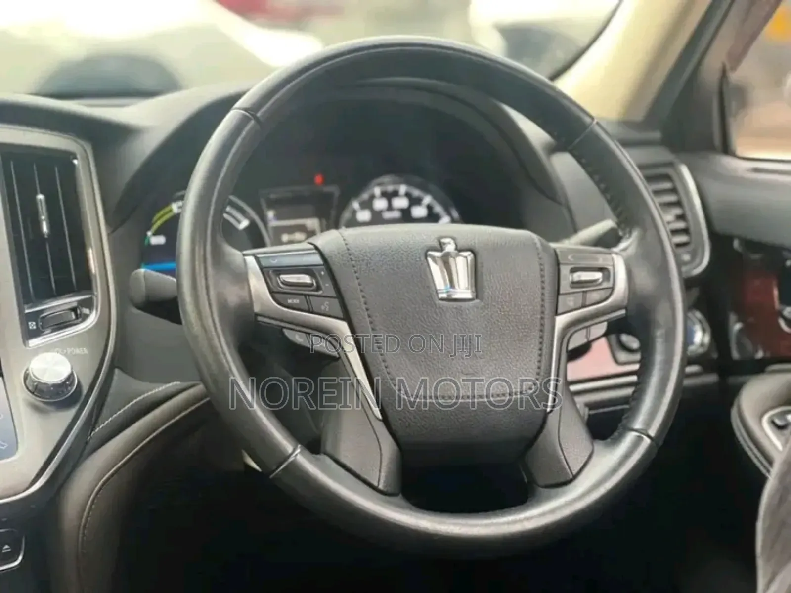 Toyota Crown 2018 Silver