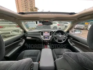 Toyota Crown 2018 Silver