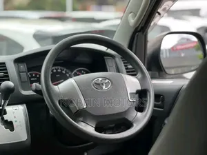 Toyota HiAce 2018 Silver