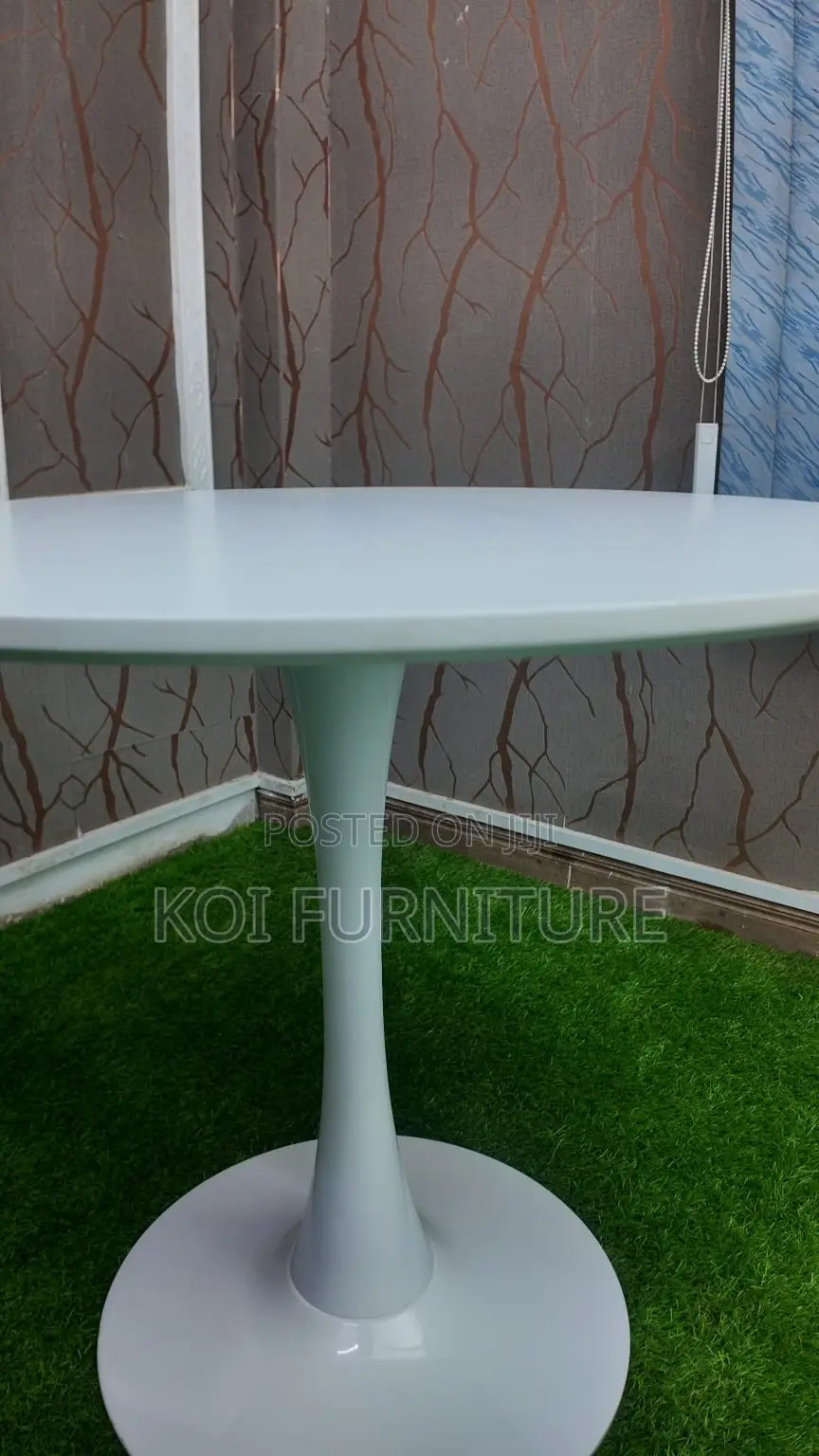 Coffee Table; Round Tulip Silhoute Coffee Table