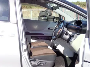 Toyota Sienta 2019 Silver