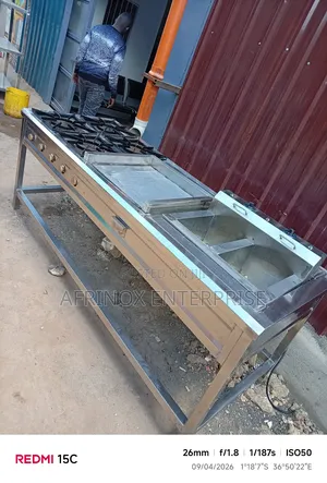 High-Performance Gas Cooker - Perfect for Commercial Use Four-Burner