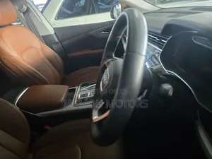 Audi Q8 2021 Yellow