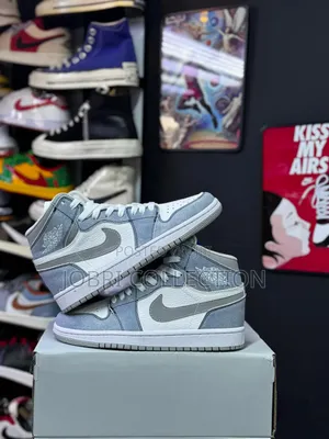 Nike Air Jordan 1 Retro High Og ‘Hyper Royal’ Sneakers