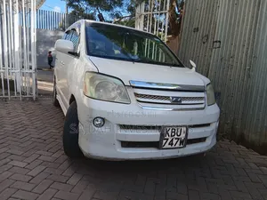 Toyota Noah 2.0 FWD (8 Seater) 2005 White