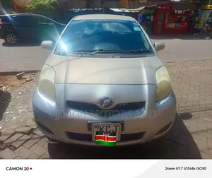Toyota Vitz 2009 Silver