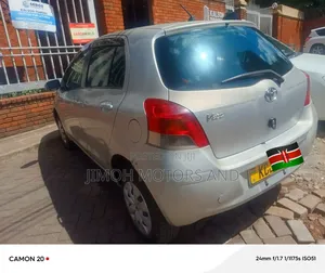 Toyota Vitz 2009 Silver
