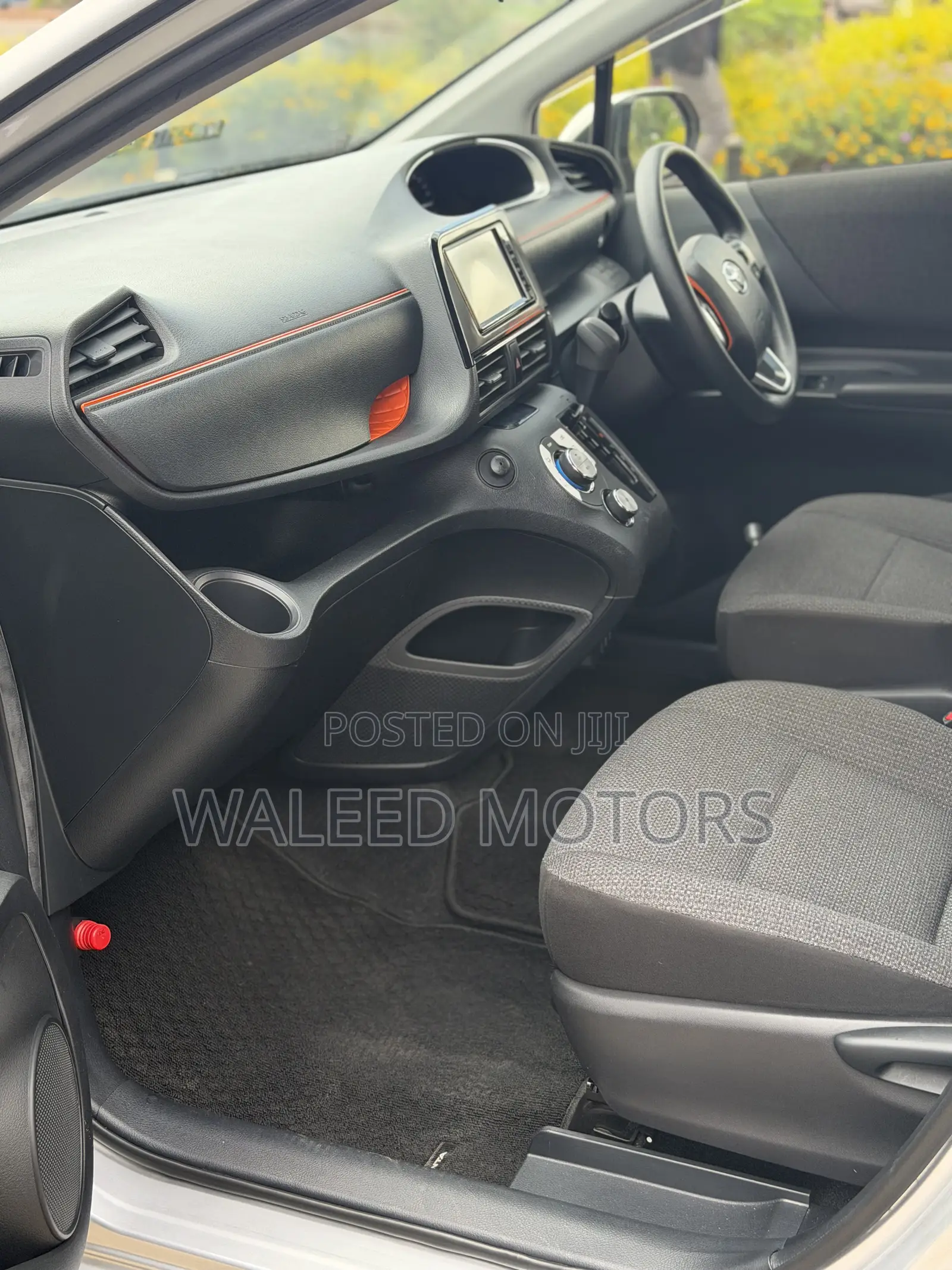 Toyota Sienta 2019 Silver