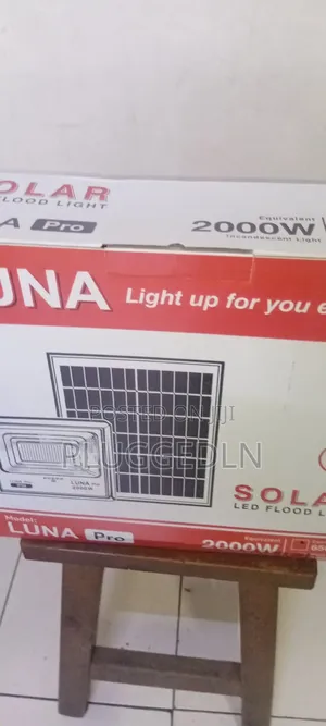 2000-watt Luna Solar Flood Light