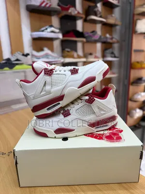 Air Jordan 4 “Valentine's Day”
Sneakers