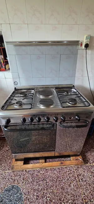 Ariston Premium Cooker – 4 Gas Burners + 2 Electric Plates