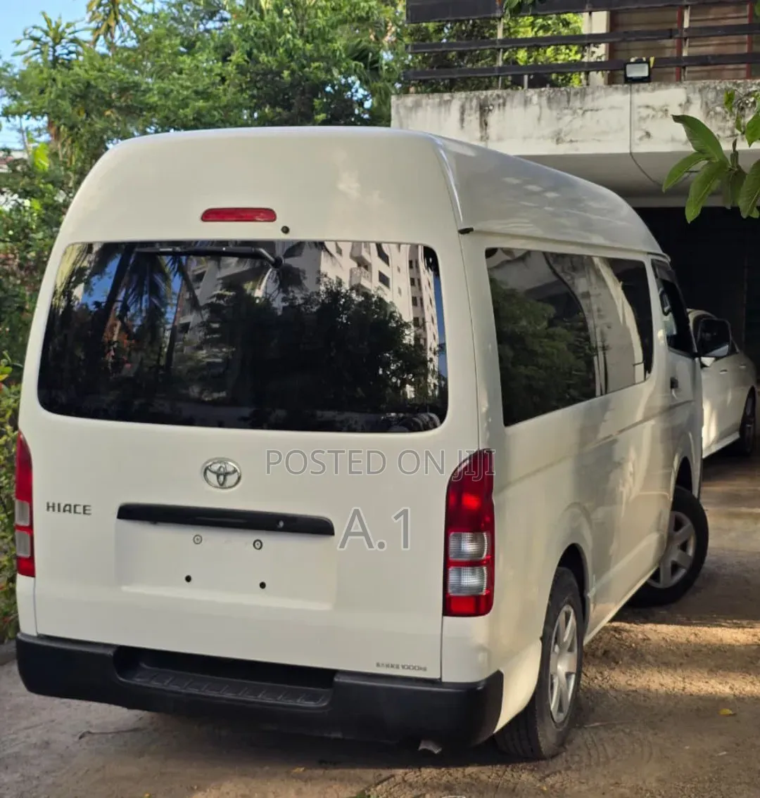 Toyota Regius 2019 White