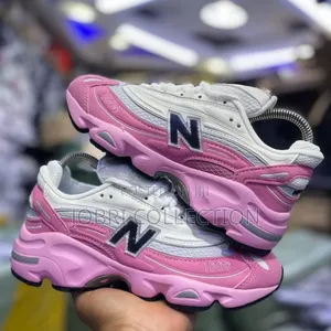 Ladies New Balance 1000 “ Peach “
Quality Leather Sneakers