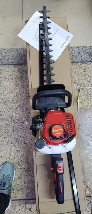 Performing Gasoline Hedge Trimmer