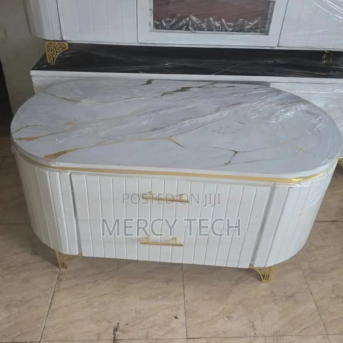 Round White Gold Marble-Effect Coffee