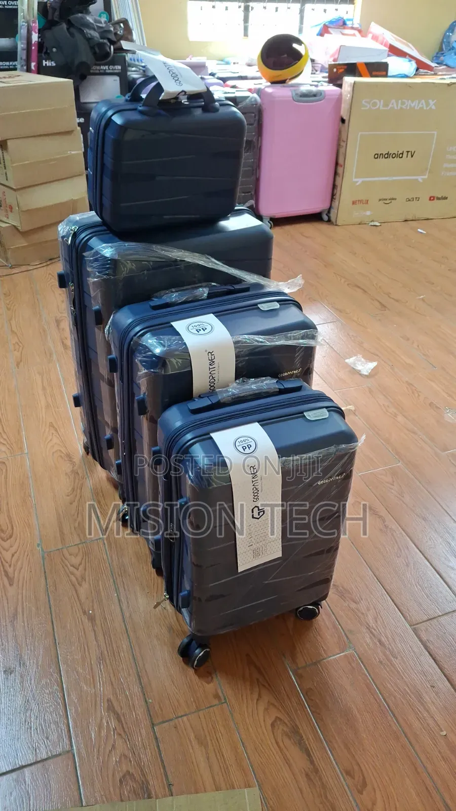 *4 in 1 Luxurious Unbreakable Suitcase*