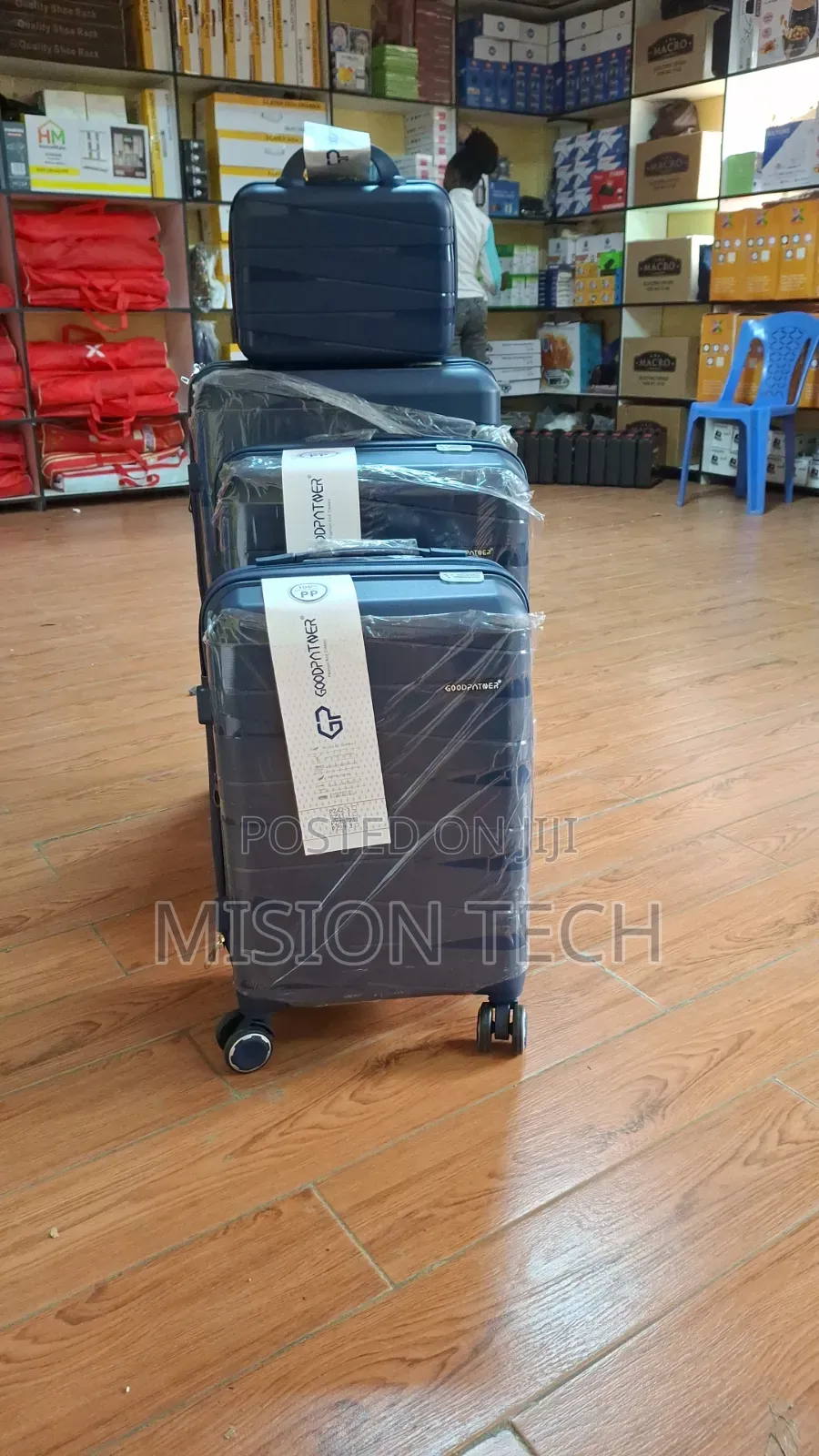 *4 in 1 Luxurious Unbreakable Suitcase*