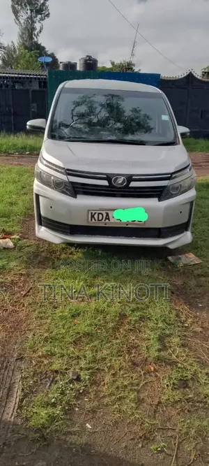 Toyota Voxy 2014 Silver