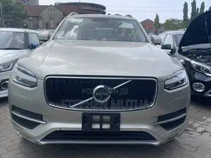 Volvo XC90 T5 Momentum AWD 2019 Gold