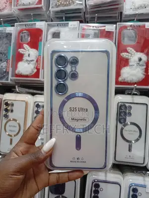Clear Magnetic Phone Case Designed for the Samsung Galaxy S25 Ultra.