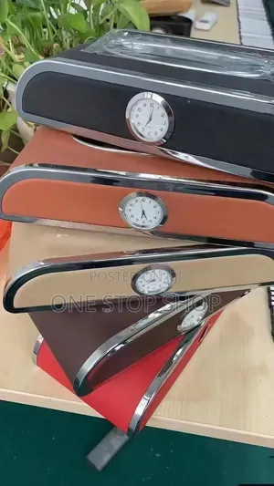 Classy Unique Saviette Holder With Functional Clock Decoration