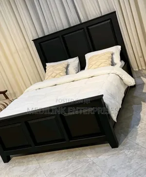 Walnut Macbeth Queen Sized Bed (Mahogany )