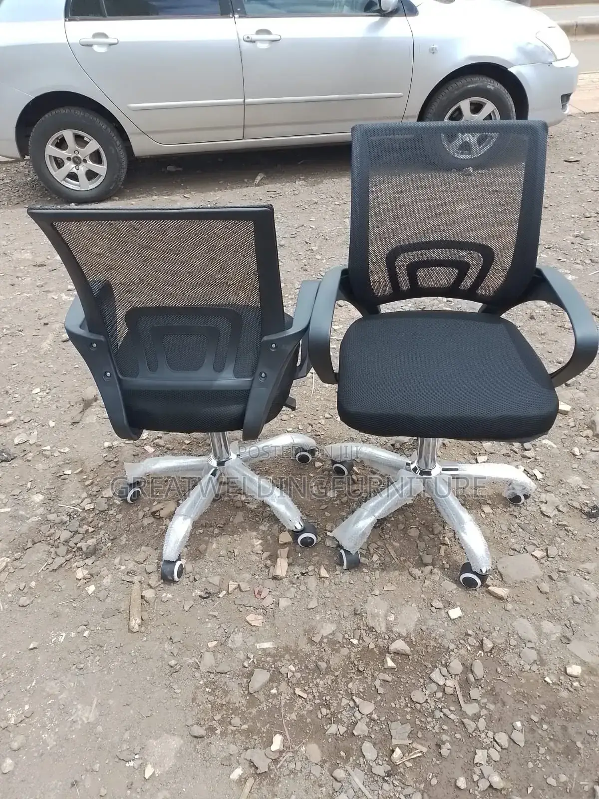 Black Swivel Mesh Office Chair J