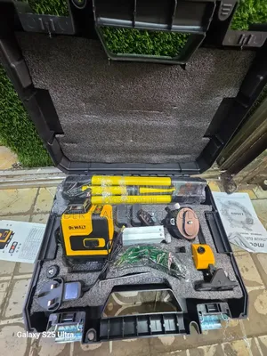 Dewalt Laser Level Kit With a Tripod and Carrying Case
