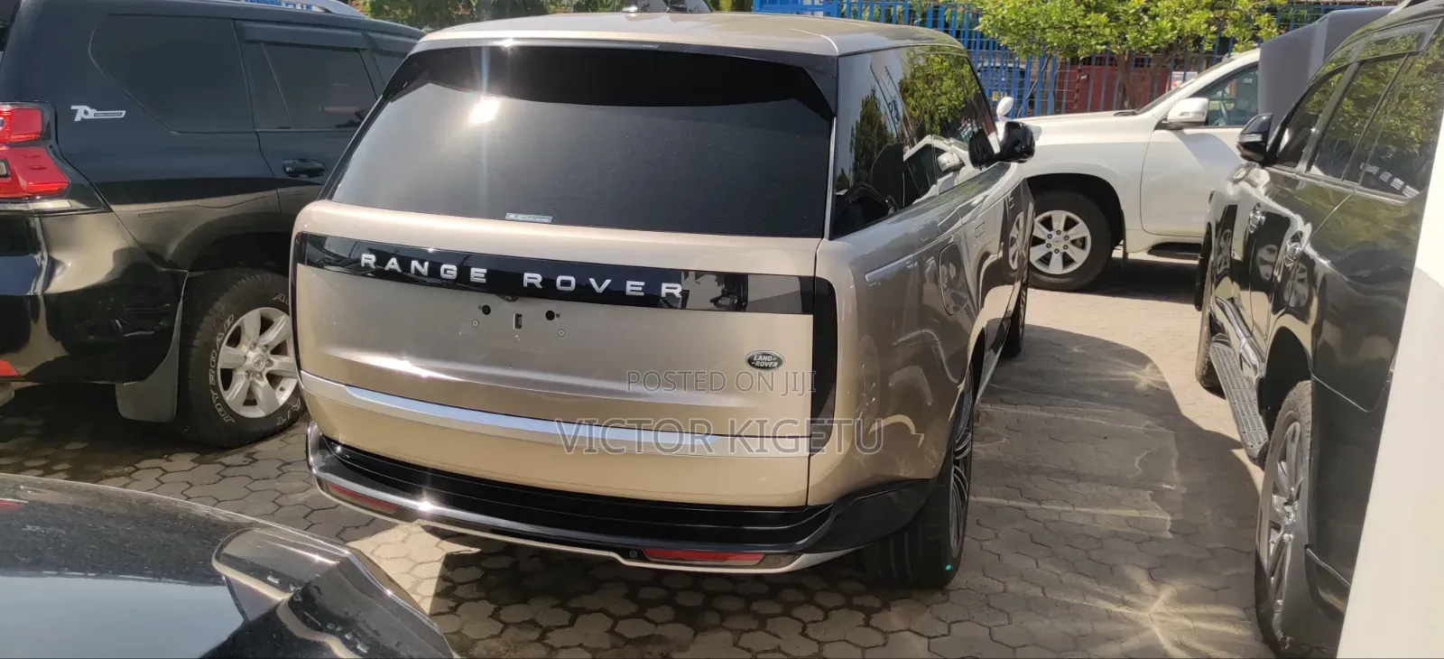 Land Rover Range Rover Vogue 2023 Gold