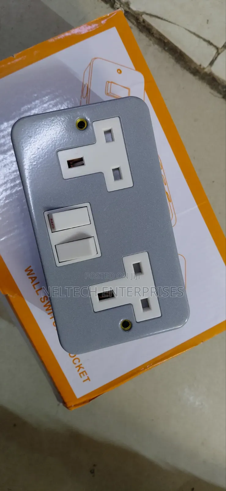 Metallic Twin Socket