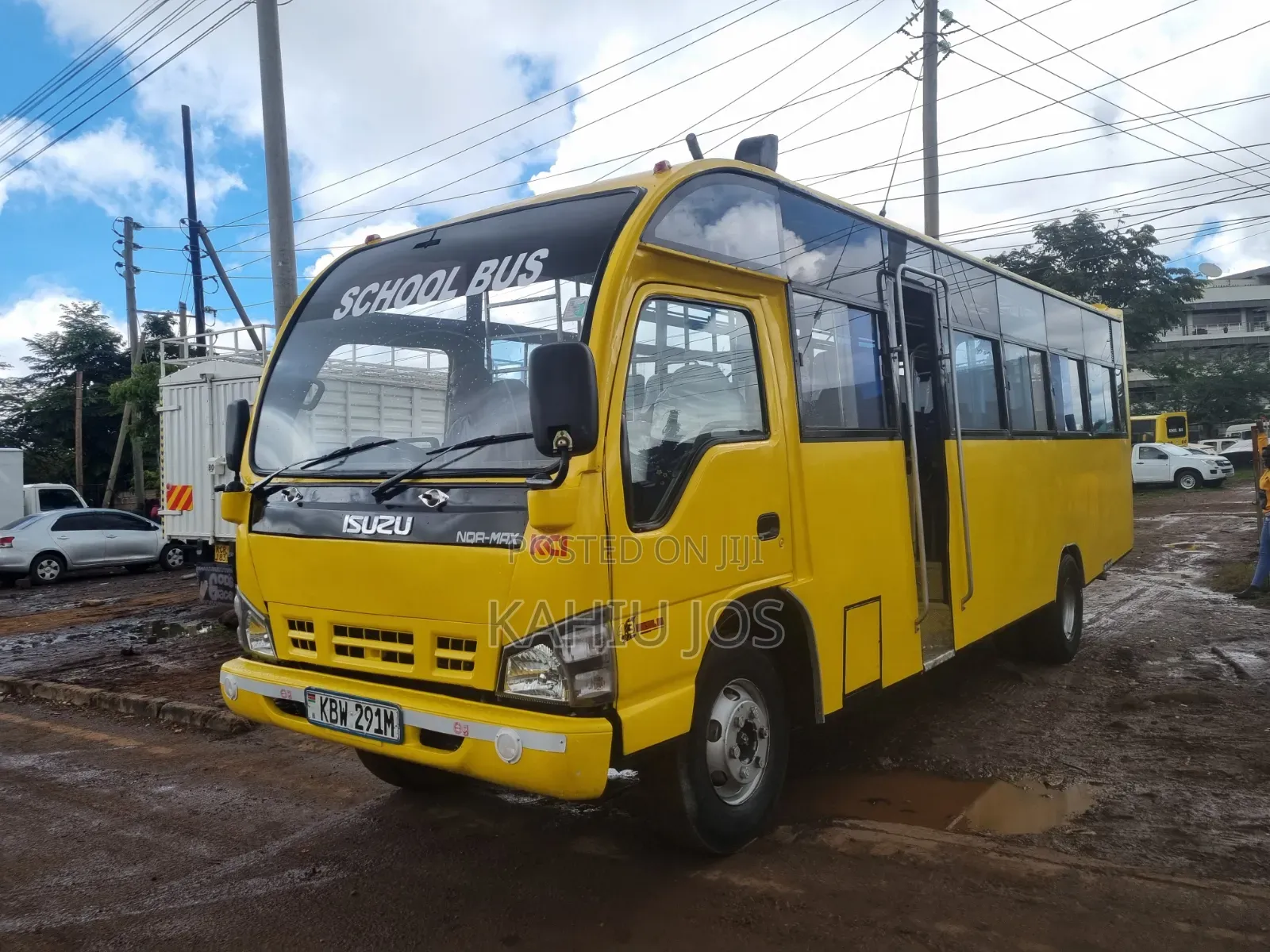 Isuzu NQR 2013 Yellow