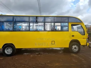 Isuzu NQR 2013 Yellow