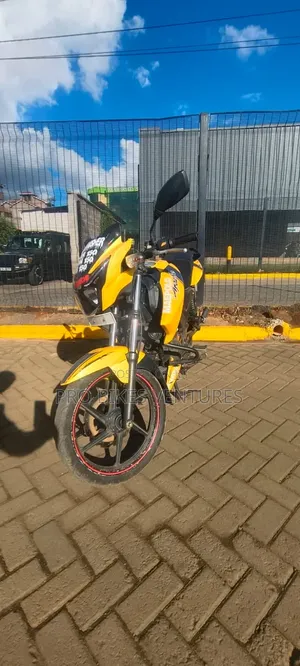 TVS Apache 160 4V 2023 Yellow