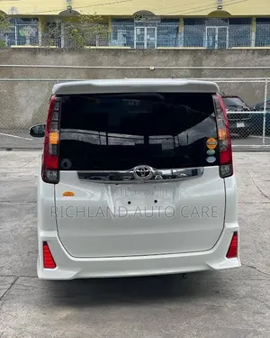 Rear Bumper Noah Zrr80