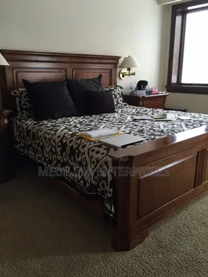 Shapiro Mahogany Crafted Walnut Chocolate Bed 6*6