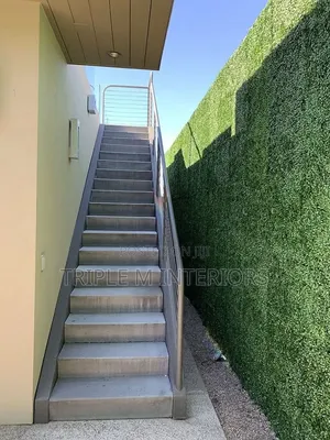 Bring Life to Dull Walls With Lush Hedge Screening