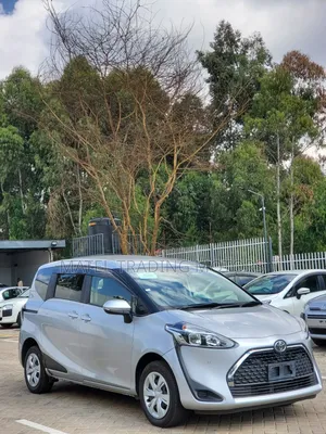 Toyota Sienta 2019 Silver
