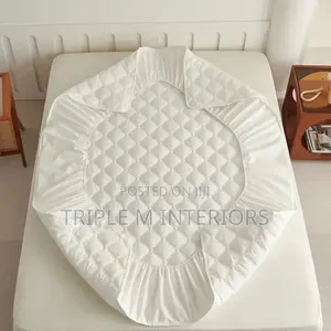 White Waterproof Mattress Protector Easy to Wash